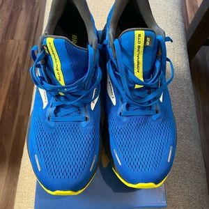 Gently used Brooks Adrenaline GTS22 Shoes